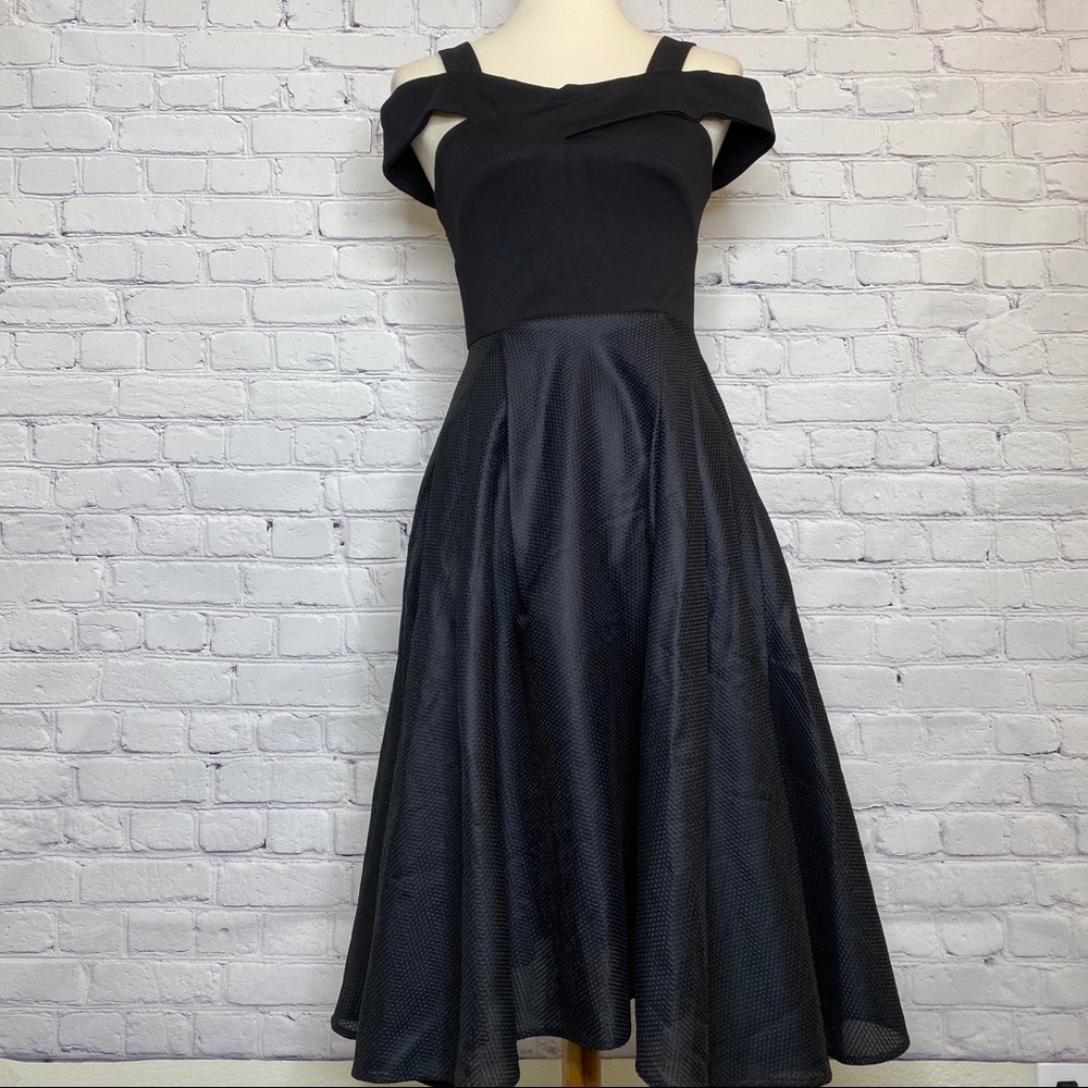 Elliatt Verve Cold Shoulder Dress NWOT - Picture 2 of 8